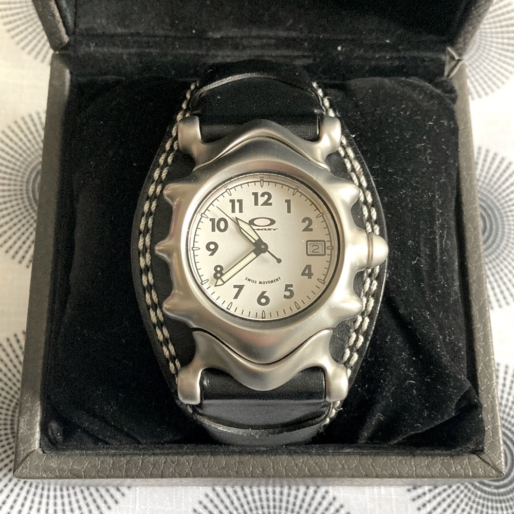 Vintage Oakley Saddleback Watch excellent condition w/ original box new battery